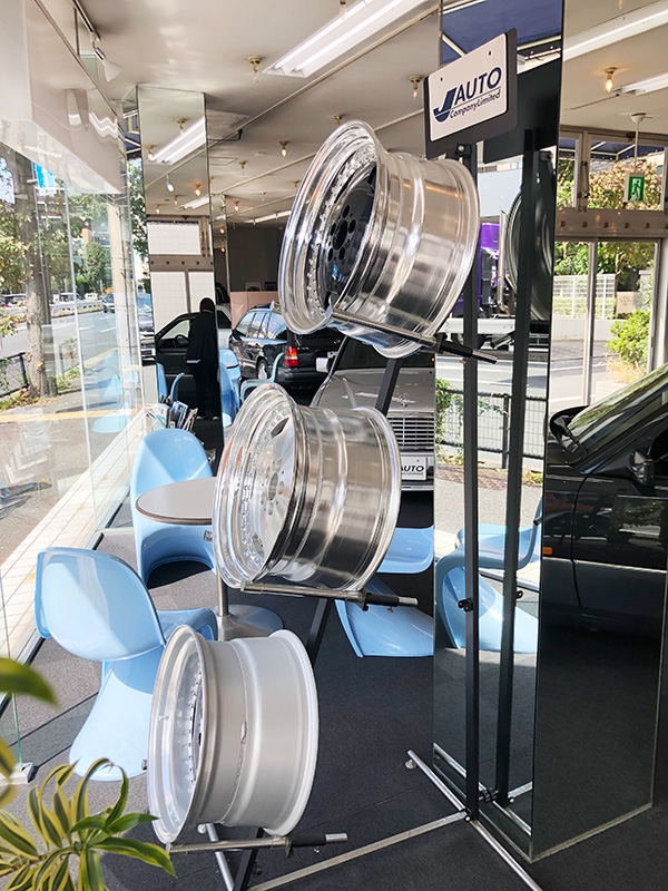 J-AUTO_ショールーム_ホイール3.jpg