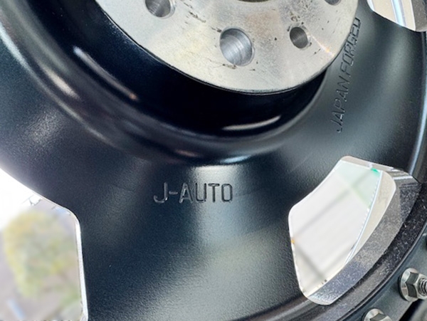 J-AUTO_ショールーム_ホイール1.jpg