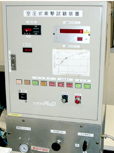 CFRP 用高速衝撃試験機(操作パネル)明度調整済.jpg